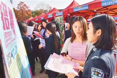 在安徽省合肥市蜀山區(qū)舉辦的“四送一服”高校畢業(yè)生專場(chǎng)招聘會(huì)現(xiàn)場(chǎng)，大學(xué)生在與企業(yè)招聘人員交流。葛宜年攝（人民視覺）